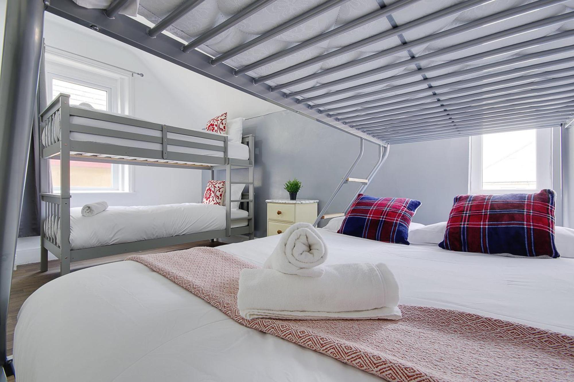 Hotel Azure Beach Борнмът Екстериор снимка